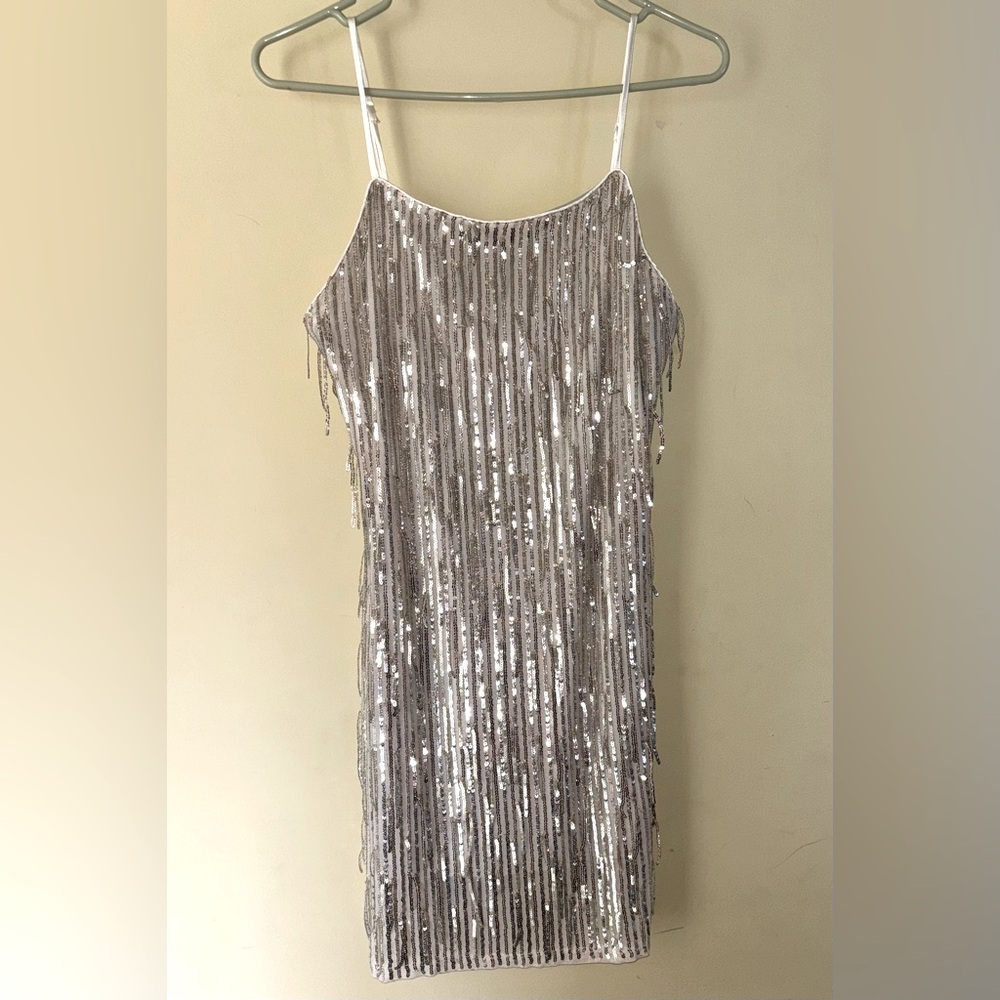 Sleeveless sequined cocktail dress
